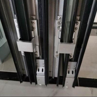 बहु-बिंदु तालाबंदी के साथ वाणिज्यिक एल्यूमीनियम तह दरवाजा कम रखरखाव और सुरक्षा सुविधाओं के साथ